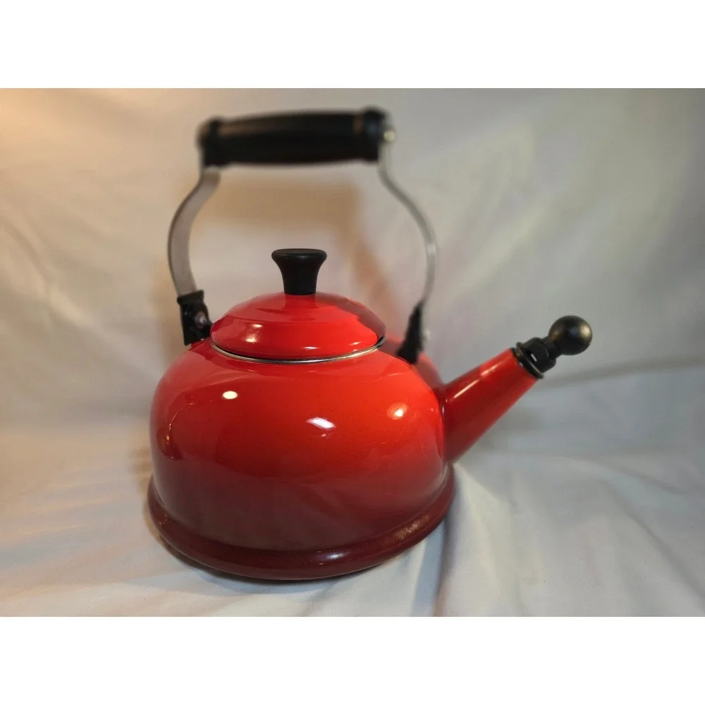 Le Creuset Zen Tea Kettle Red Enamel on Steel Stovetop 1.7 Quart Whistling 1.6L